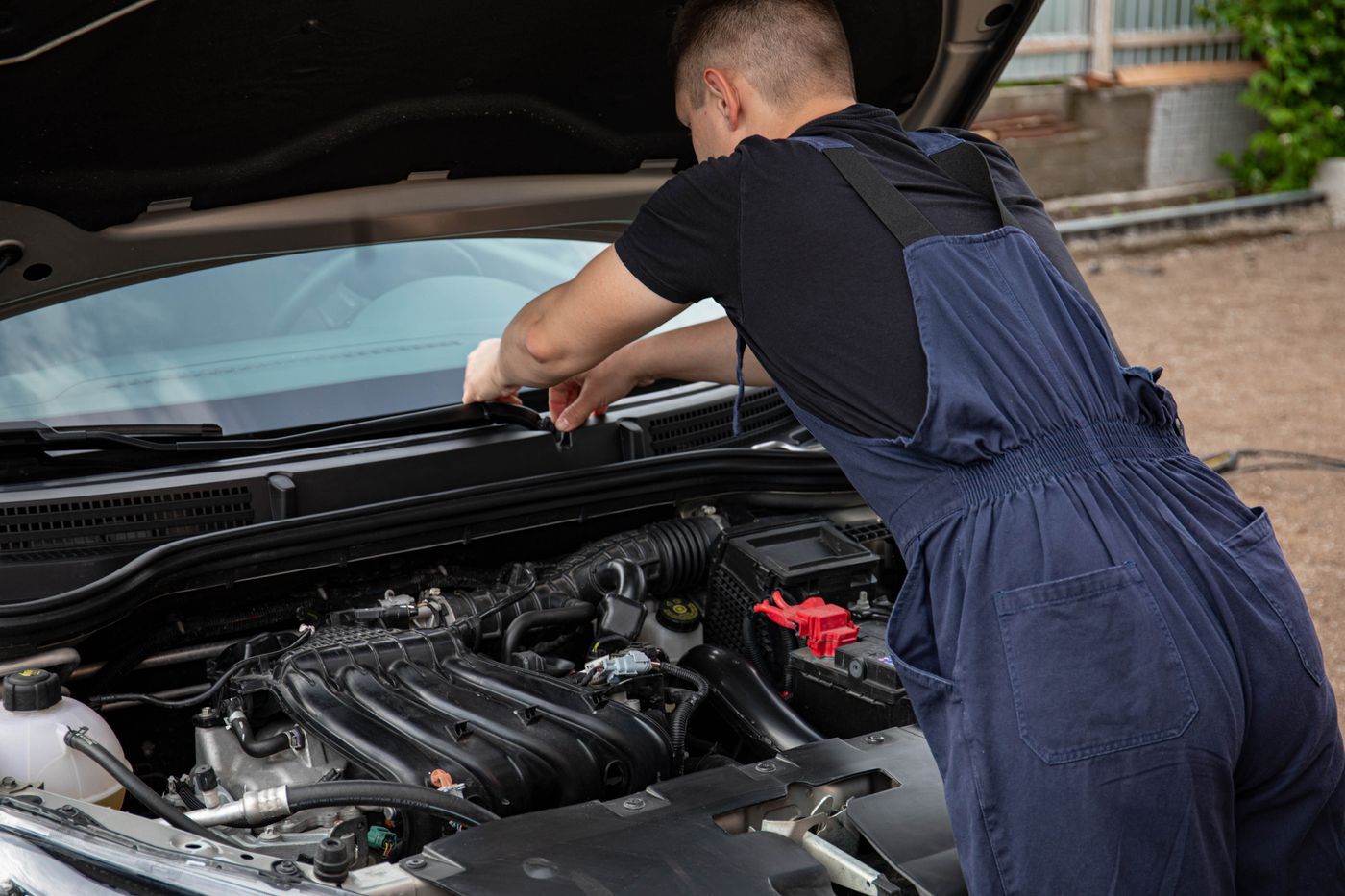 Mecánico revisando el motor de un auto